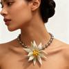 Elegante Weiße Perlenkette mit Blumenmuster Leichter Schmuck Geschenk für Frauen Bequemes Schlüsselbein-Ketten-Accessoire