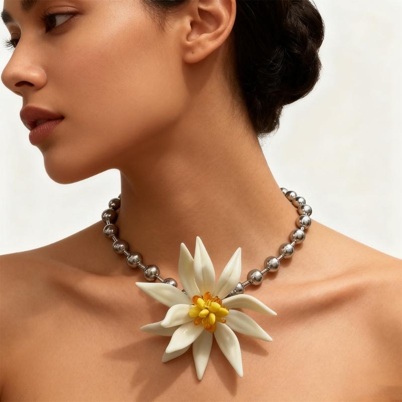 Elegante Weiße Perlenkette mit Blumenmuster Leichter Schmuck Geschenk für Frauen Bequemes Schlüsselbein-Ketten-Accessoire
