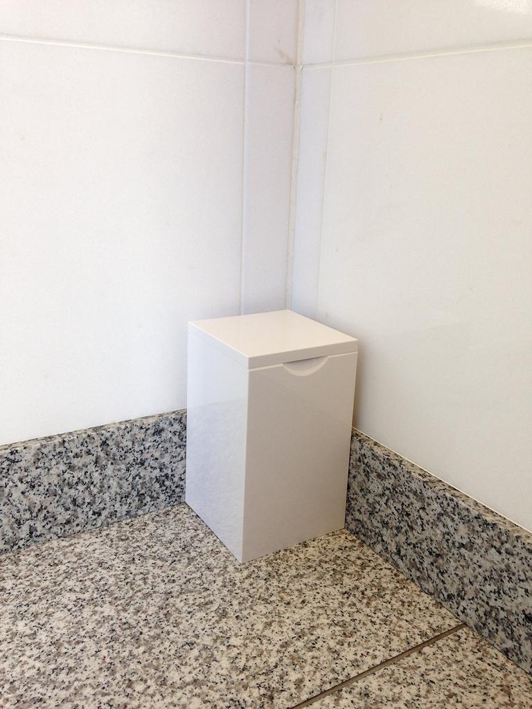 Marna Quadratischer Toiletten-Eimer Mülleimer mit Deckel Inneneimer Hergestellt in Japan W062W (Mit Deckel/Weiß) (Abnehmbar Inklusive/Hygienisch)