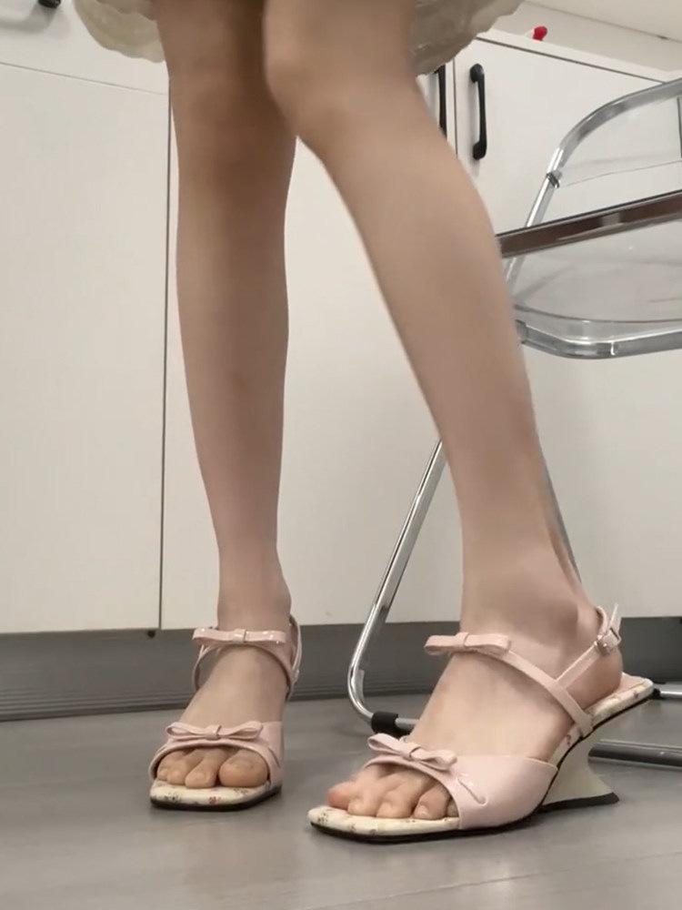 

Маленькие цветочные~ милый ветер сандалии на толстом каблуке женские 2025 лето новые бант один педаль танкетка сандалии милые 35