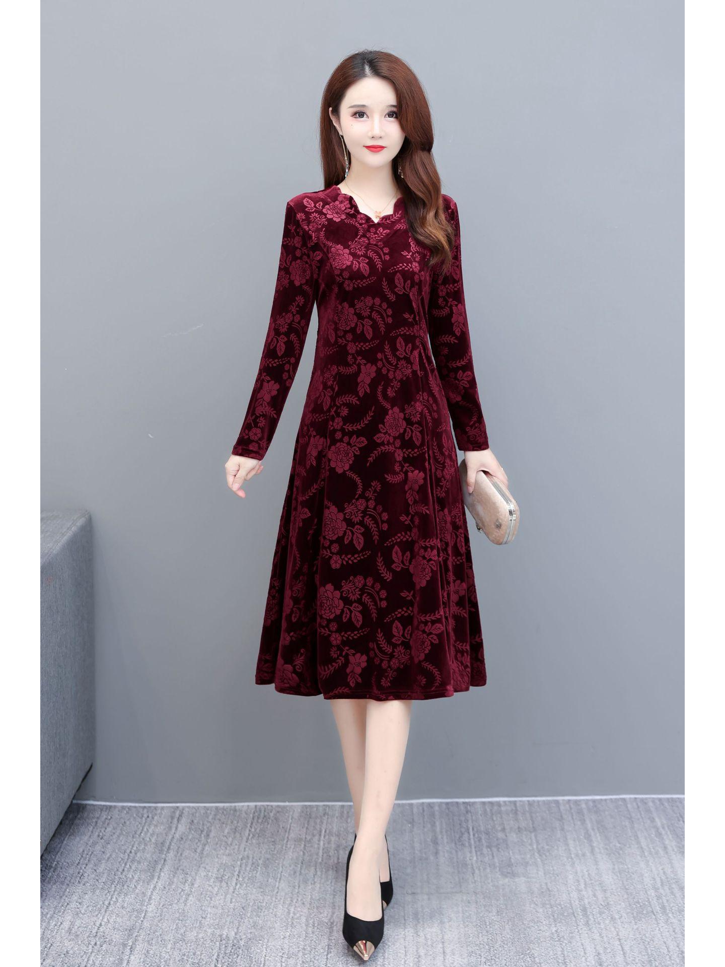 

Платье миди из золотого бархата больших размеров - Осенний стиль 2024 года для женщин среднего и пожилого возраста 4XL красный