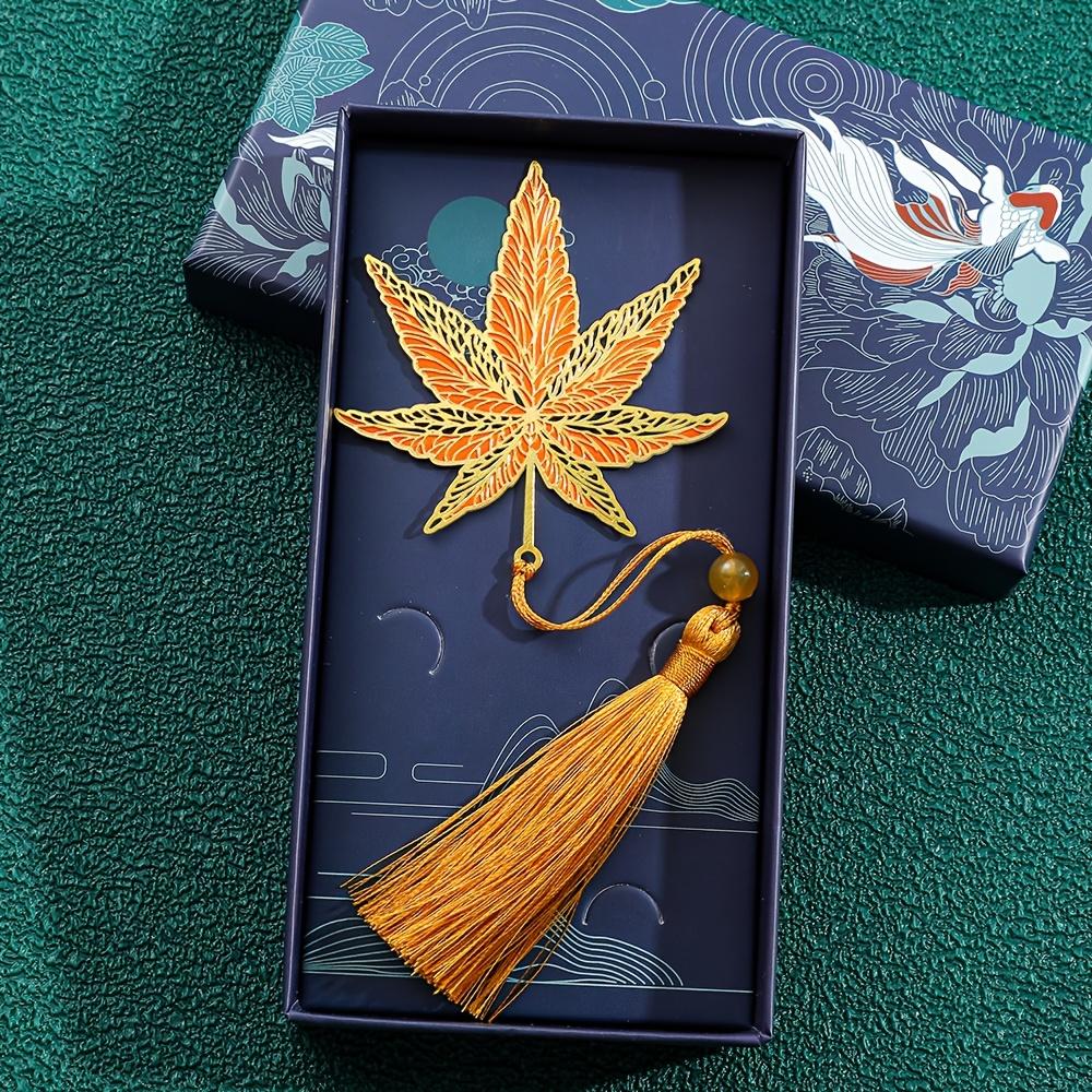 

An Elegant and Charming Four-leaf Clover Bookmark Gift Box Set with Exquisite Tassels, A Delicate Small Gift for Family and Friends