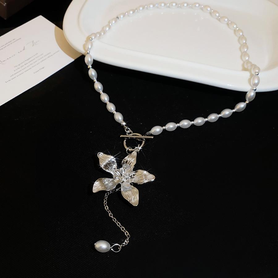 Retro Pearl Beaded Metal Pleated Flower OT Buckle Necklace Premium Niche Temperament Clavicle Chain Jewelry