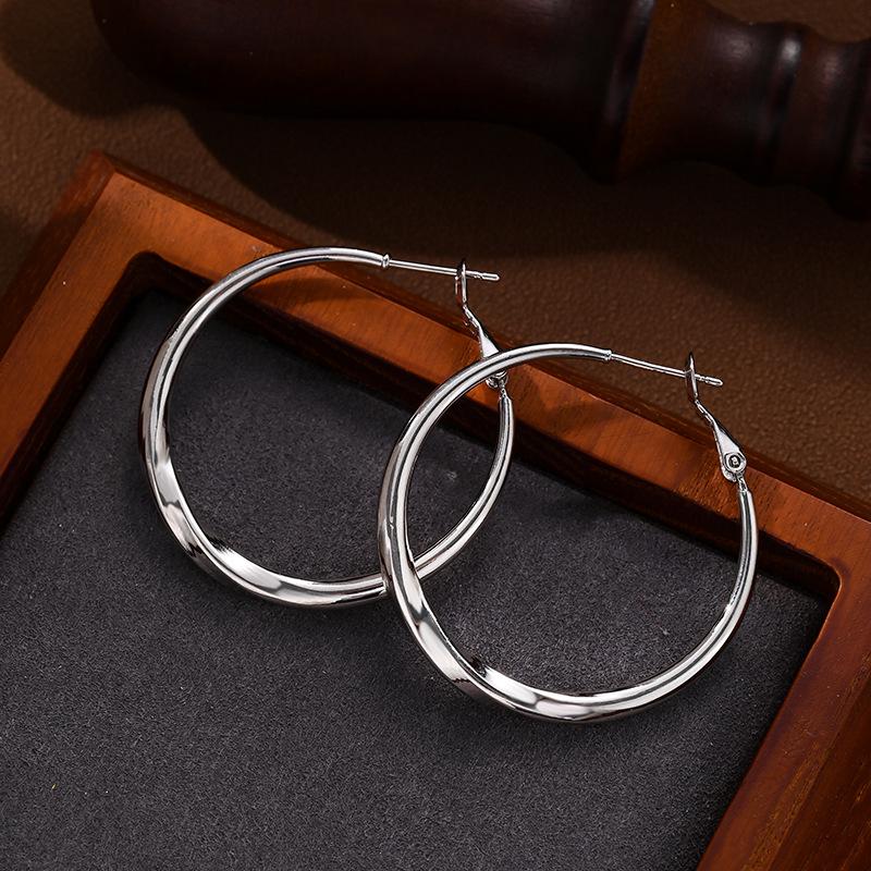 Silver Needle Geometric Heart Hoop Earrings - Retro & High-End Style for a Bold Look