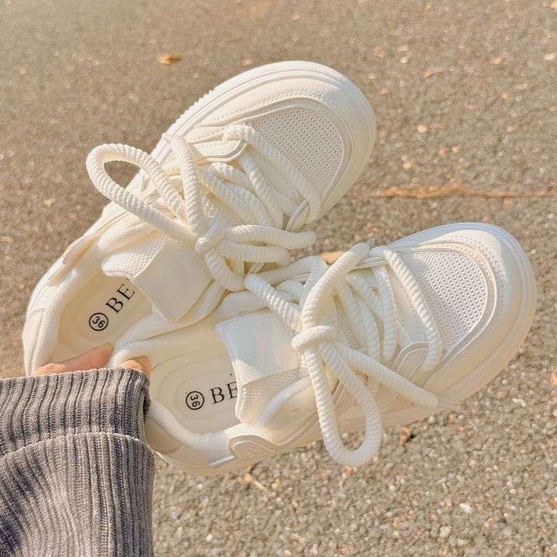 Scarpe bianche in rete traspirante versione coreana da donna 2025 estate nuovo studente versatili con pantaloni a gamba larga scarpe con plateau suola a cialda