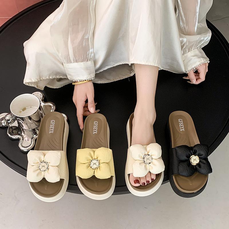 Fashion cute flower flat bottom cool slippers women wear 2025 summer new fairy wind one word cool slippers
