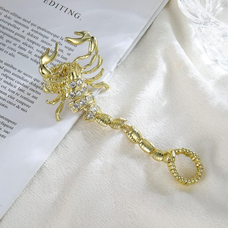 Hot Girl Shows Off Her White Metal Scorpion Chain Ring with Exaggerated Elasticity and Unique Index Finger