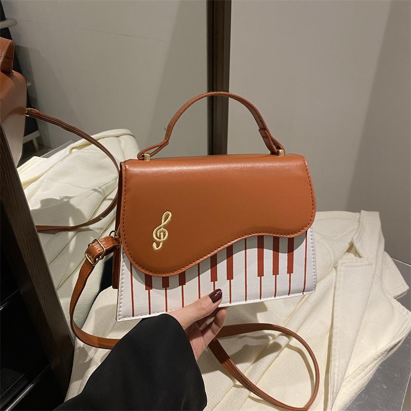 

2025 осень и зима новая контрастная простая трендовая наплечная сумка повседневный зарубежный стиль универсальный дизайн темперамента сумка-мессенджер коричневый