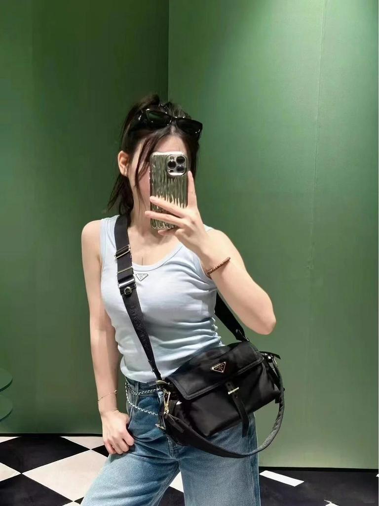 Lada House Unisex Messenger-Kameratasche aus recyceltem Nylon 2025: Modische, vielseitige Umhängetasche