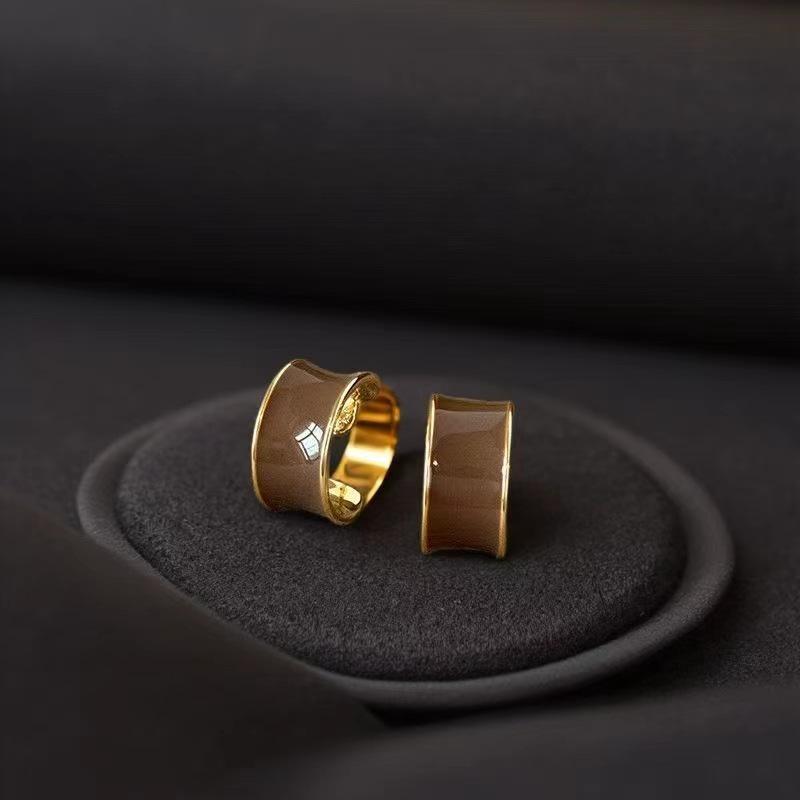 Retro Hong Kong Style Geometric Coffee Stud Earrings for Women - Elegant, Versatile, and Luxurious.