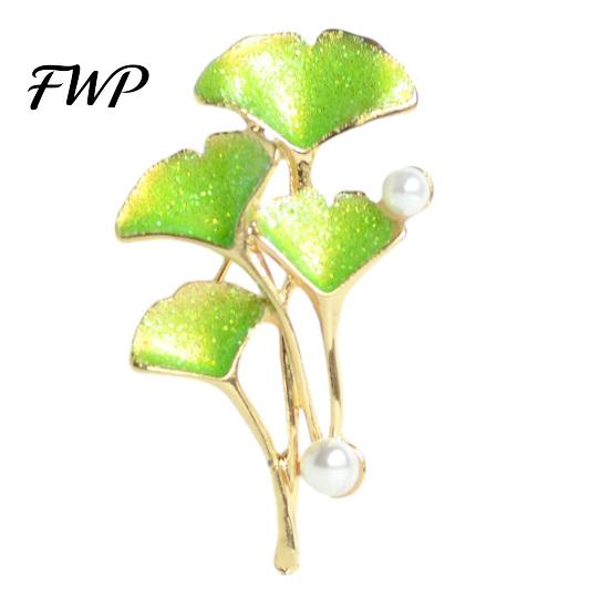 Vintage Style Brooch Pin Enamel Finish Imitation Pearls Ginkgo Leaf Design Zinc Women Decorative Alloy with Gold-Plated Edges Suits Coats Sweaters зелёный