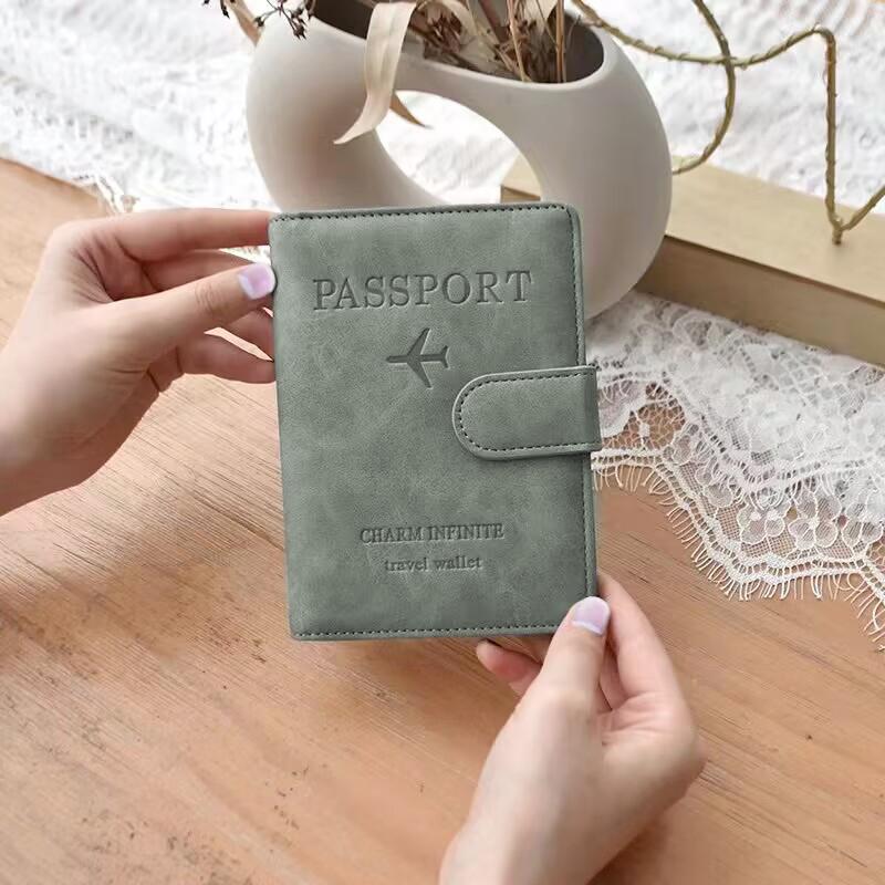 Porte-passeport, étui de protection de voyage en cuir avancé avec protection RFID, adapté pour passeports/cartes de crédit/billets d'avion,