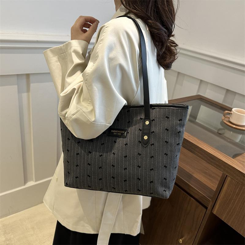 Fashionable Large Capacity Shoulder Bag for Women In Autumn New Fashionable Casual Retro Shoulder Bag Temperament Commuter Bag