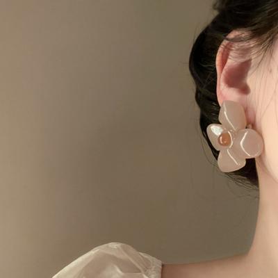 Silver Needle Resin Flower Stud Earrings Female Maillard Retro Temperament Earrings Light Luxury High-end Earrings Design Sense Niche