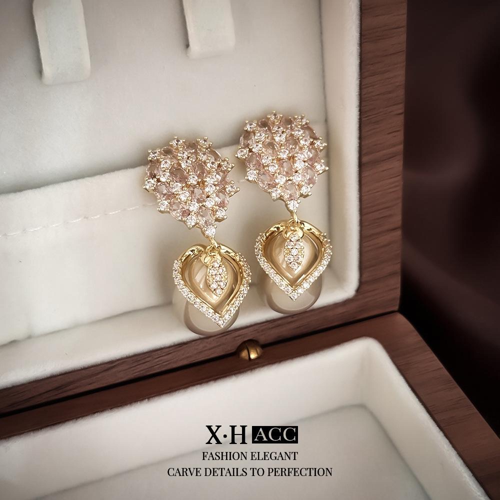 Light Luxury Pearl Stud Earrings Celebrity Temperament Flower Earrings Elegant High-end Earrings
