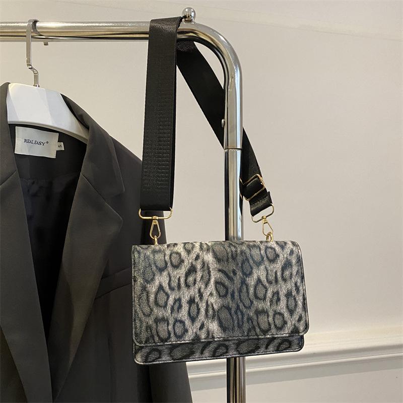 

Autumn and winter high-end leather small bag women s 2025 new brown crocodile pattern small square bag crossbody shoulder bag tide чёрный