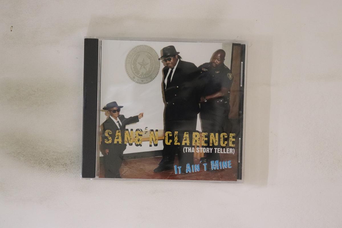 

CD SANG N CLARENCE - It Ain t Mine SCB8503 DA BLU 2000 US Soul/Funk Used