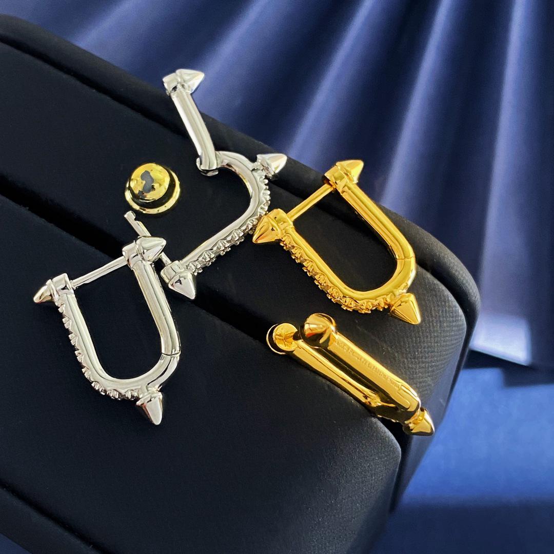 

Блестящие серьги-трезубцы с бриллиантами и деталями-заклепками золотой