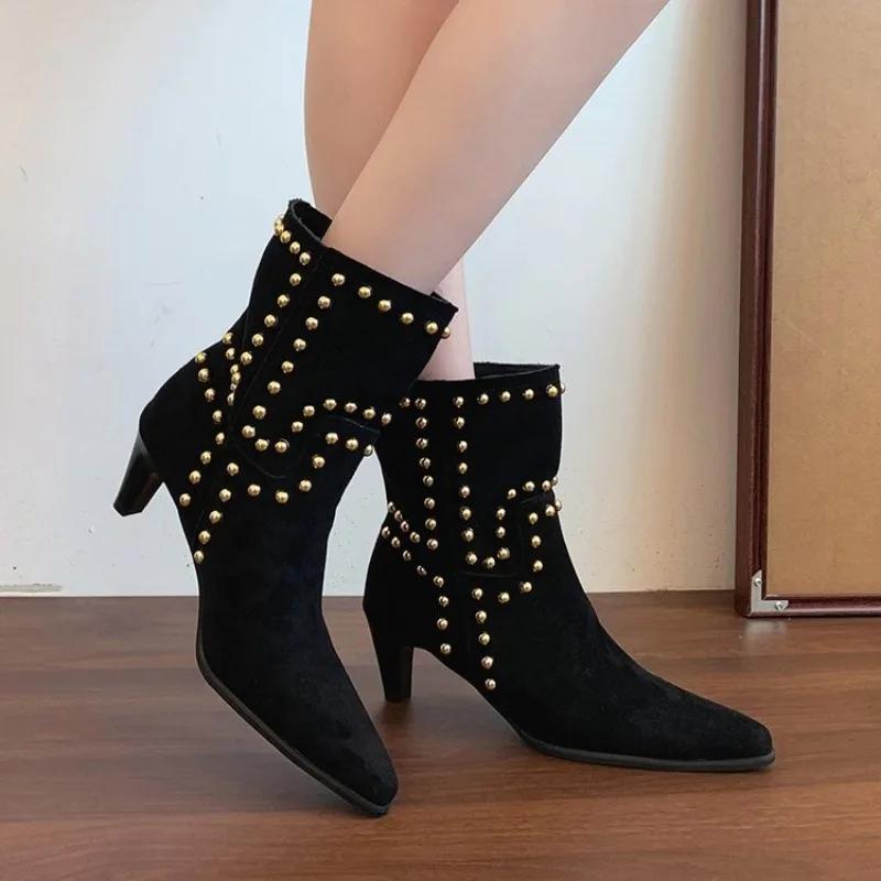 Kurzstiefel mit hohen Absätzen für Damen in , Neue große Größe Herbst Spitz zulaufender dünner Absatz Französische Niete Einfarbig Damenstiefel