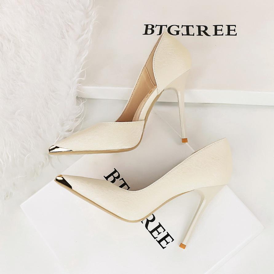 Spitze, spitz zulaufende, flache, ausgehöhlte High Heels für Damen, dünne Absätze, dekorative Metallsilberschuhe