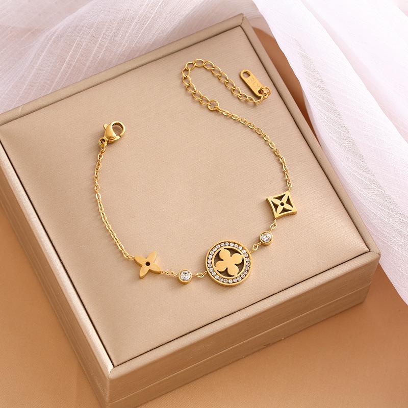 High-End Titanium Steel Four-Leaf Clover Bracelet with Shell Pendant – Durable, Fade-Resistant Design