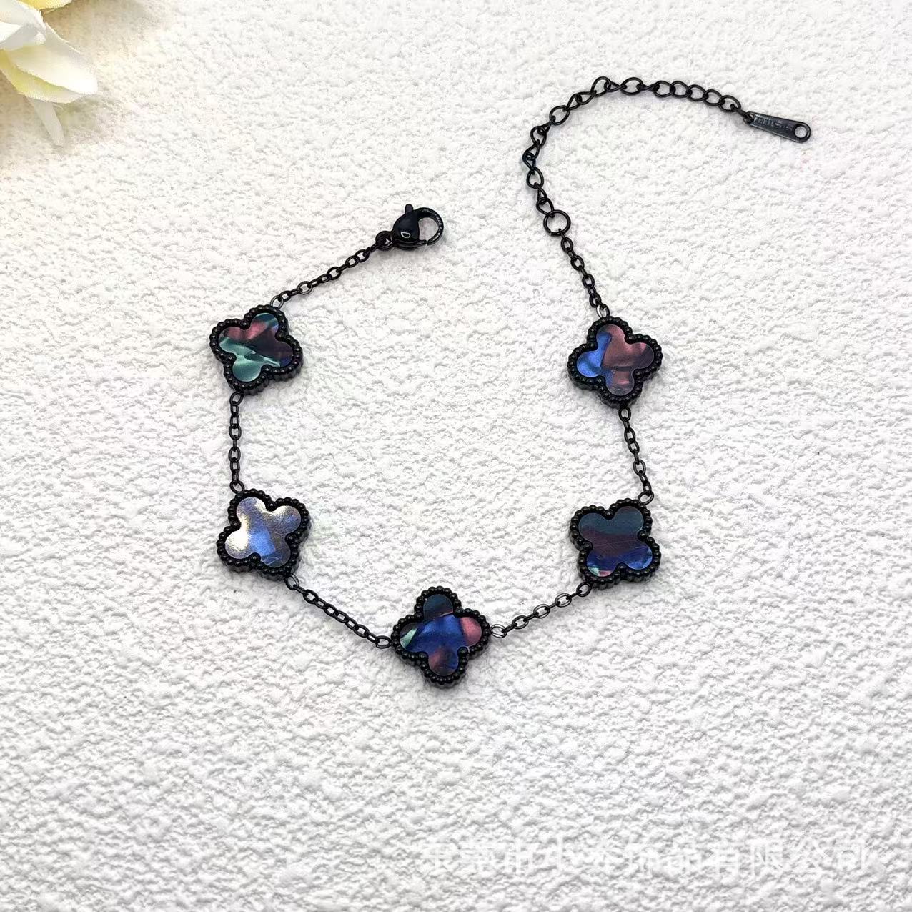 

Новый браслет с четырехлистным клевером, простой, из титановой стали черного цвета, класса люкс, браслет с пятью цветками, женское украшение