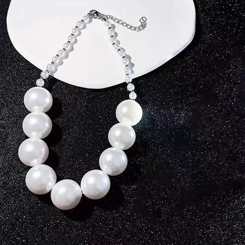

Exaggerated pearl necklace women s new high-end design sense niche neck chain collarbone chain Internet celebrity accessories