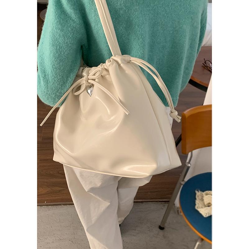 Korean version of large-capacity pleated underarm tote bag women's 2025 new fashion simple shoulder bag casual commuter bag