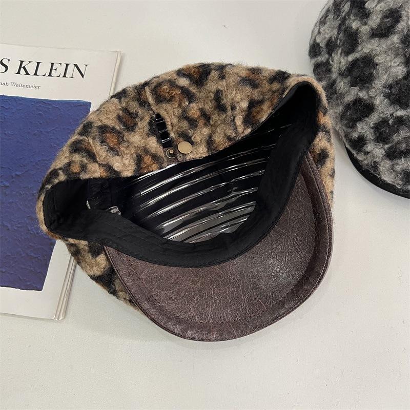 

Retro leopard print forward hat female autumn and winter plush warm Spice girl niche design shows face little beret tide M（56-58cm） білий