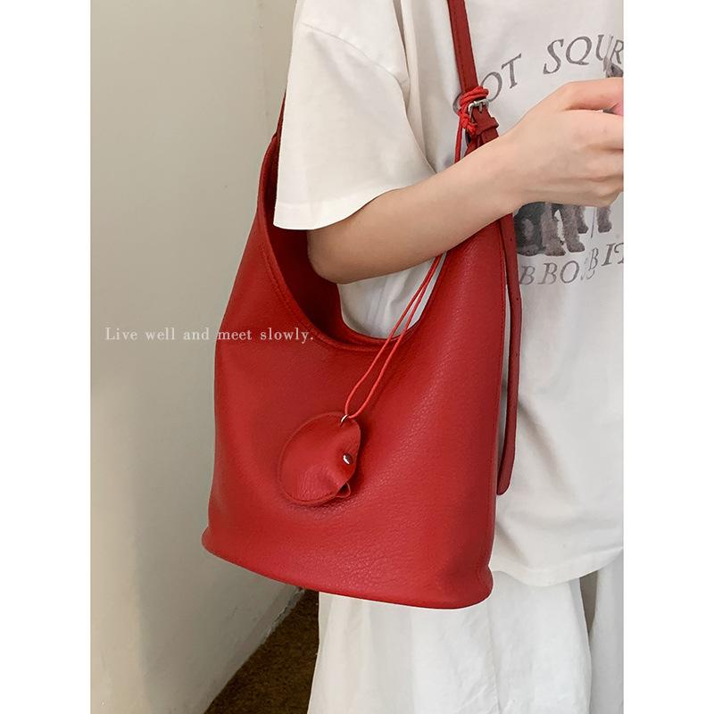 Korean Version of Casual Large-capacity Women's Armpit Bag Women's 2025 New Simple Bucket Bag Solid Color Soft Shoulder Bag