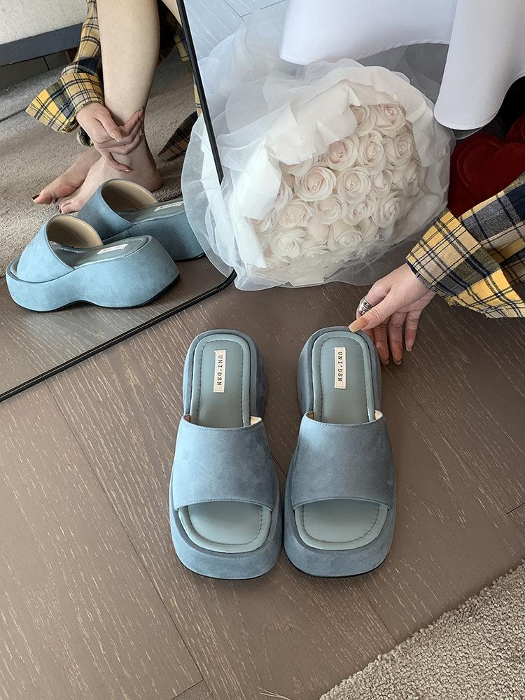 Thick-soled one-word drag women's summer wear 2025 new design sense niche muffin shoes dopamine open-toed cool slippers women