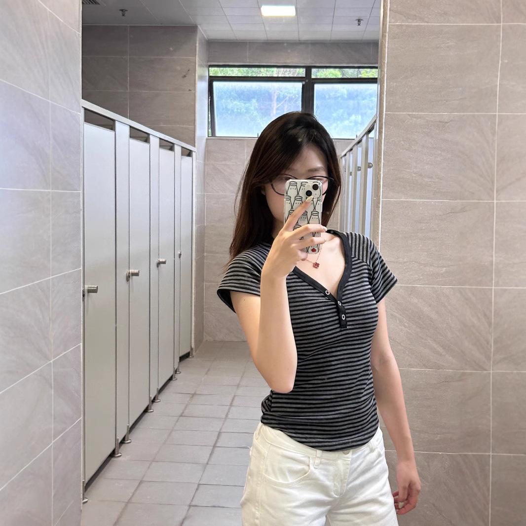 

Полосатая футболка с V-образным вырезом в корейском стиле, с короткими рукавами до плеч для женщин, летний облегающий топ, подчеркивающий талию для горячей девушки S темно серый