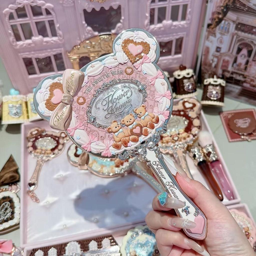 Flower Knows Sweetie Bear Collection Handspiegel 3 Typen Exquisite Relief-Make-up-Werkzeuge Niedlicher HD-Make-up-Spiegel
