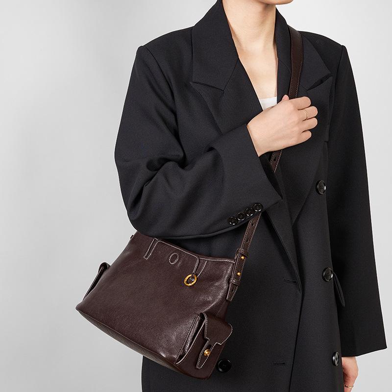 Vegetable-Tanned Cowhide Tote: New Style 2026 Women's Commuter Shoulder Bag with High-End Feel and Unique Design.