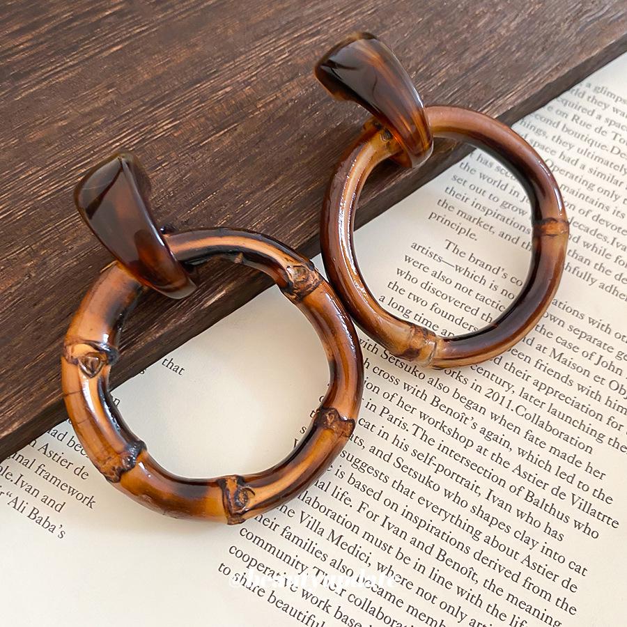 Maillard Resin Bamboo Silver Needle Round Earrings: Retro Autumn/Winter Fashion, Simple Niche High-End Dangle Jewelry.