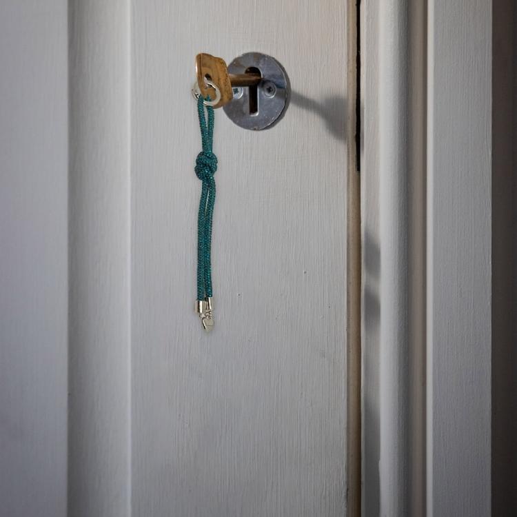 Diamonds Encrusted Heart Keychain Elegant Crystal Heart Phone Strap Keychain Charm Jewelry Gift for Trendy Ladies