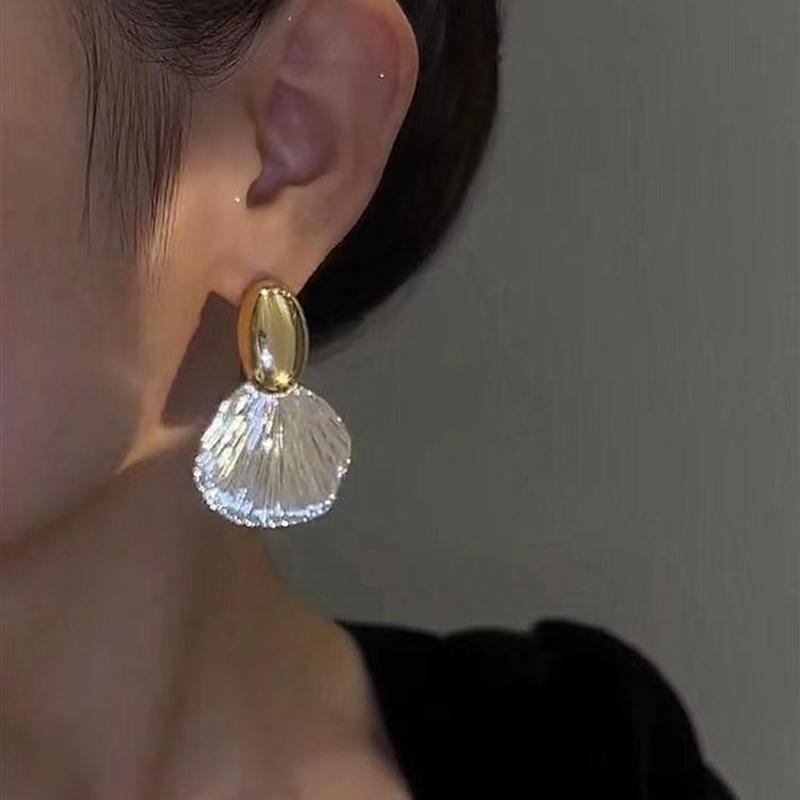 Metal Shell Pendant Oval Stud Earrings for Women Fashion Simple Light Luxury Personalized Girls Party Jewelry Birthday Gift