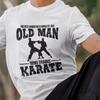 Lustiges Karate T-Shirt Unterschätze niemals einen alten Mann Karate Mentor Kampfsporttrainer Geschenk Kämpfer Geschenk Karate Liebhaber Papa Herren T-Shirt Top