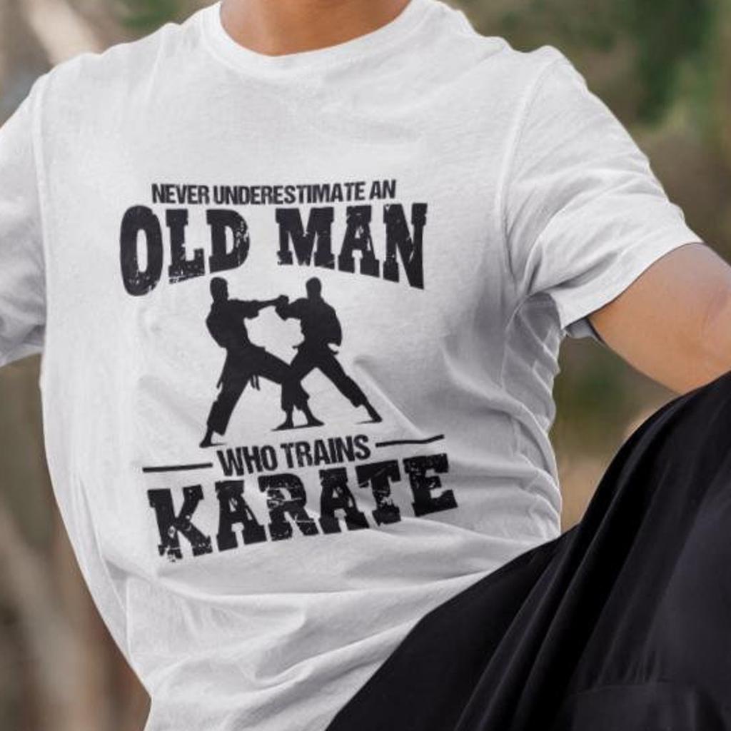 Lustiges Karate T-Shirt Unterschätze niemals einen alten Mann Karate Mentor Kampfsporttrainer Geschenk Kämpfer Geschenk Karate Liebhaber Papa Herren T-Shirt Top