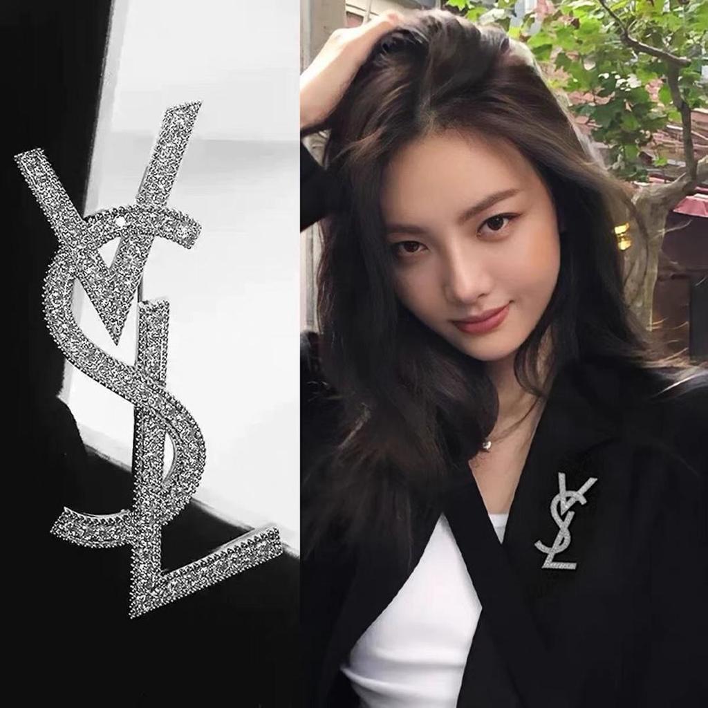 Broșă Elegantă de Damă High-End cu Litere: Broșă la Modă Versatilă pentru Paltoane și Costume - Accesoriu Perfect pentru Toamnă/Iarnă.