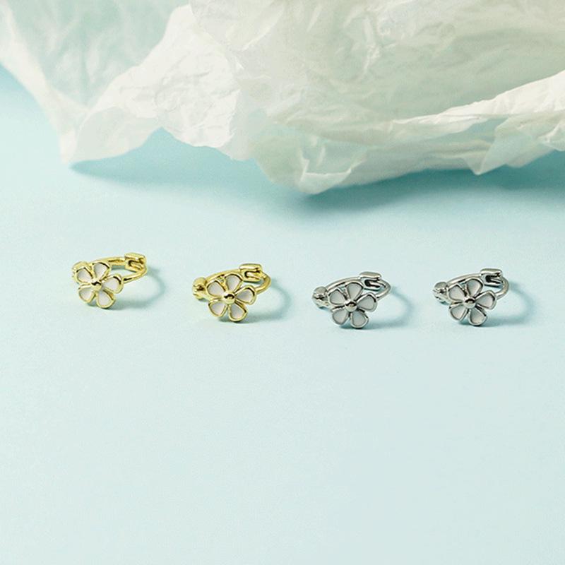 Korean Style Resin White Flower Earrings: Delicate Five-Petal Hoops White Flower Earring (Platinum)