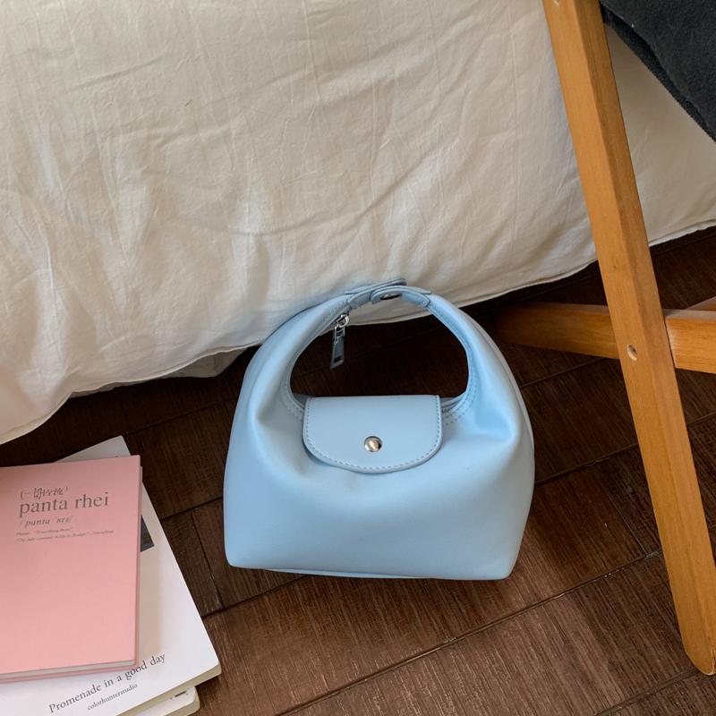 Minimalistische Weiche PU-Schultertasche für Damen Gebogene Silhouette Klappenverschluss