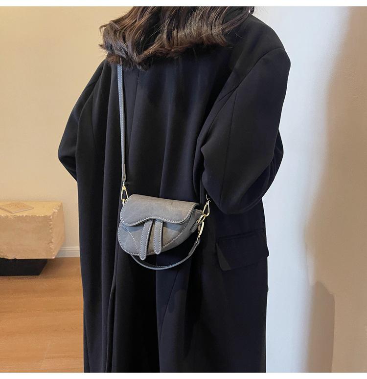 Retro Mini-Sattel-Umhängetasche: Europäischer & Amerikanischer Stil, Denim-Lippenstift-Design