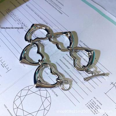 T Family Classic Heart Bracelet: Timeless, Versatile, and Elegantly Crafted Jewelry.