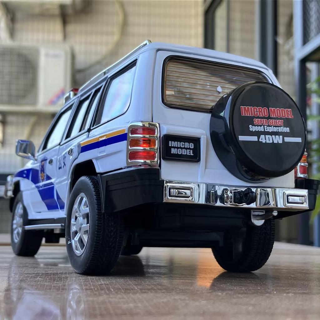 1:18 Mitsubishi Pajero Montero Sport SUV Alloy Metal Diecast Model Car Home Decoration & Computer Desktop Ornaments Holiday Toys