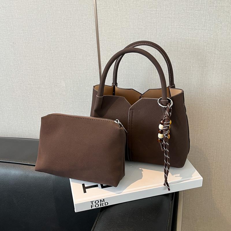 

Korean-Style Women s Tote Bucket Bag: 2025 Autumn Trend, Large Capacity, High-End Shoulder & Crossbody Commuter Bag