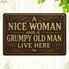 Rundes Metallschild "Hier wohnen eine nette Frau & ein griesgrämiger alter Mann", 8x8 Zoll.