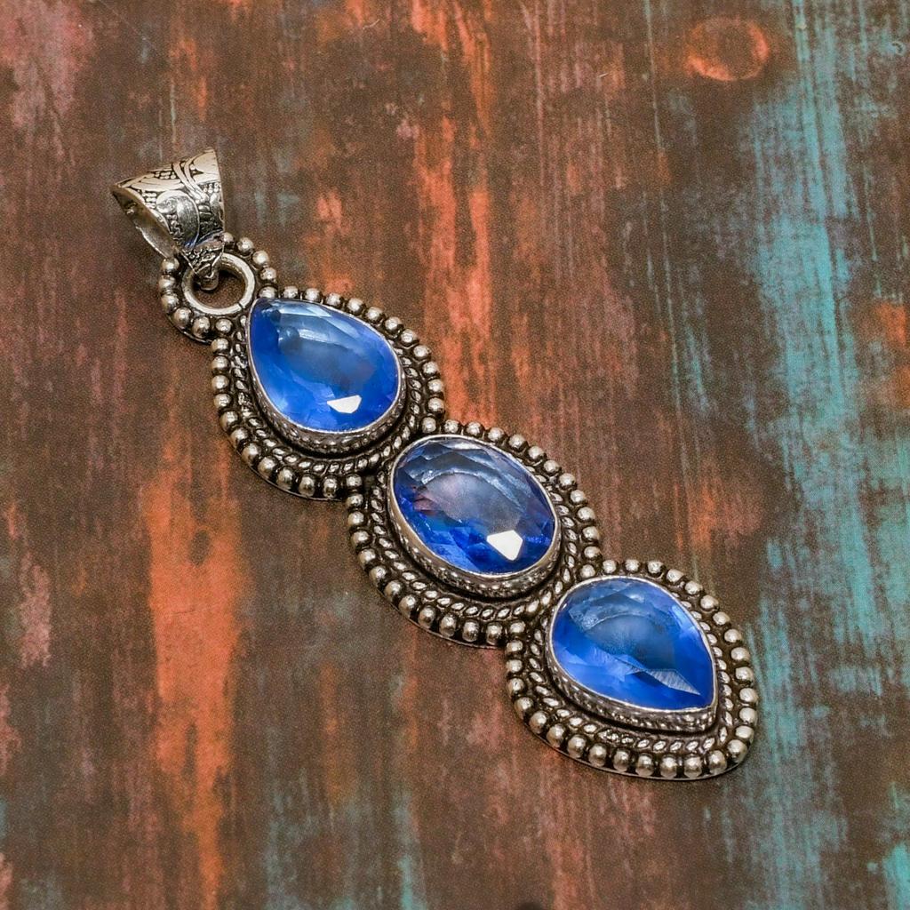 Wunderschöner handgefertigter Schmuckanhänger aus 925er-Sterlingsilber mit Schweizer Blautopas-Edelstein