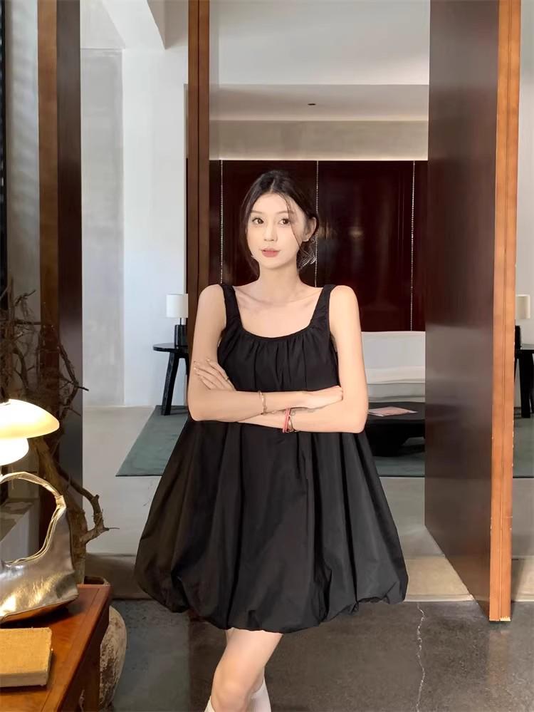 Indifferent Style: Chic Black Tulip Dress - Minimalist, Sleeveless, Loose Fit for 2026 Summer