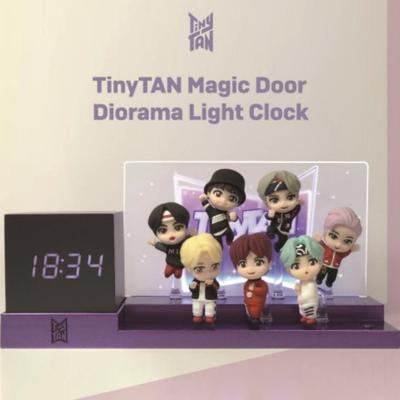 BTS TinyTAN Figurka LED Stolní Hodiny – Budík Digitální Náladové Světlo Diorama
